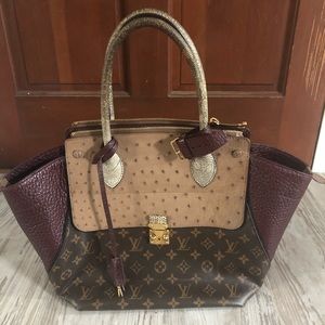 LOUIS VUITTON
Monogram Ostrich Python Tote